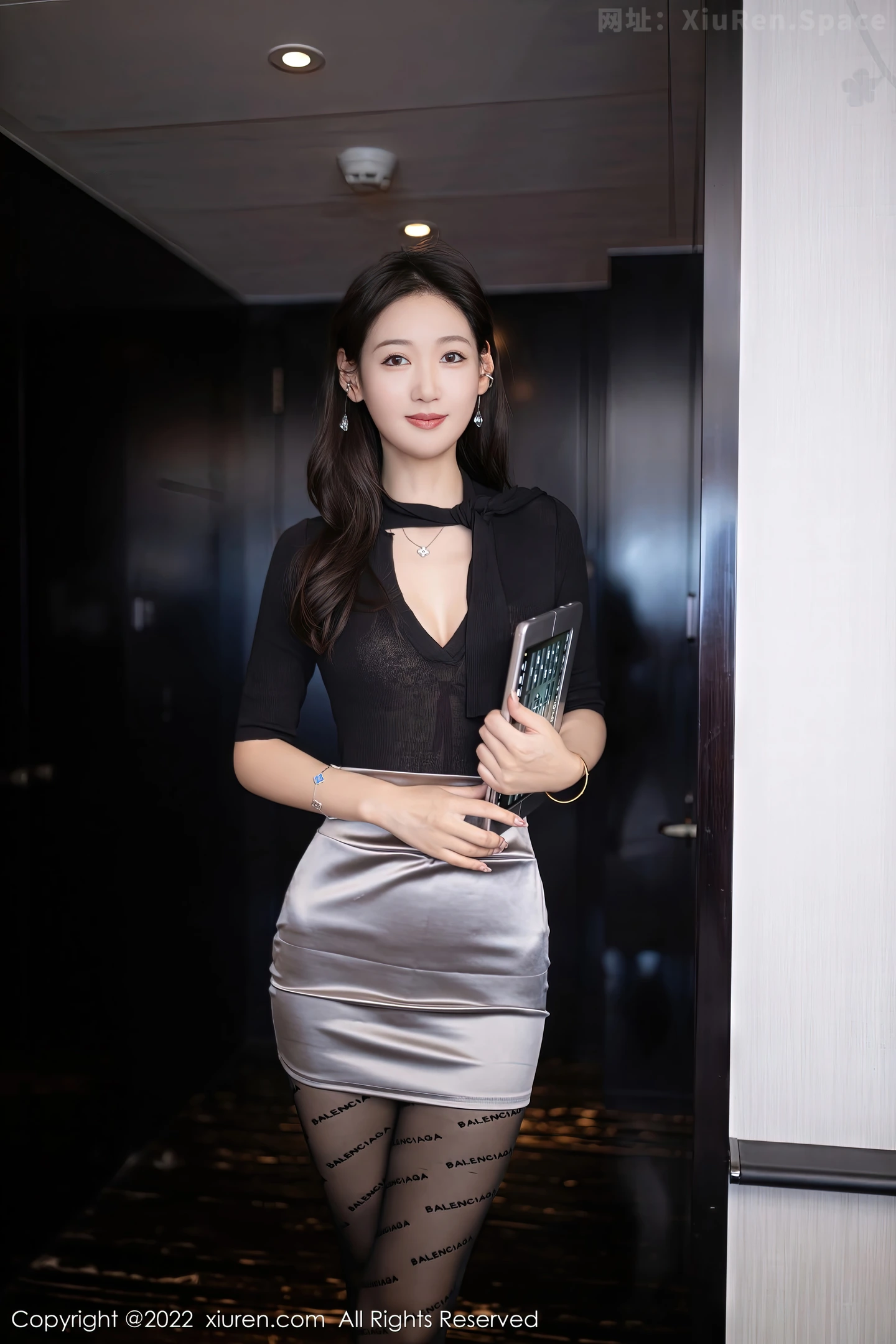 图片[6]-[XiuRen秀人网] VOL.5887 模特唐安琪秘书角色黑色收身衣配银色短裙秀曼妙身姿诱惑写真78P-秀人网官方网站